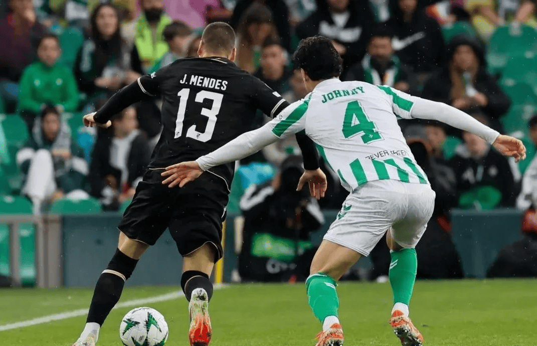 切尔西狂胜对手，锁定小组第一晋级